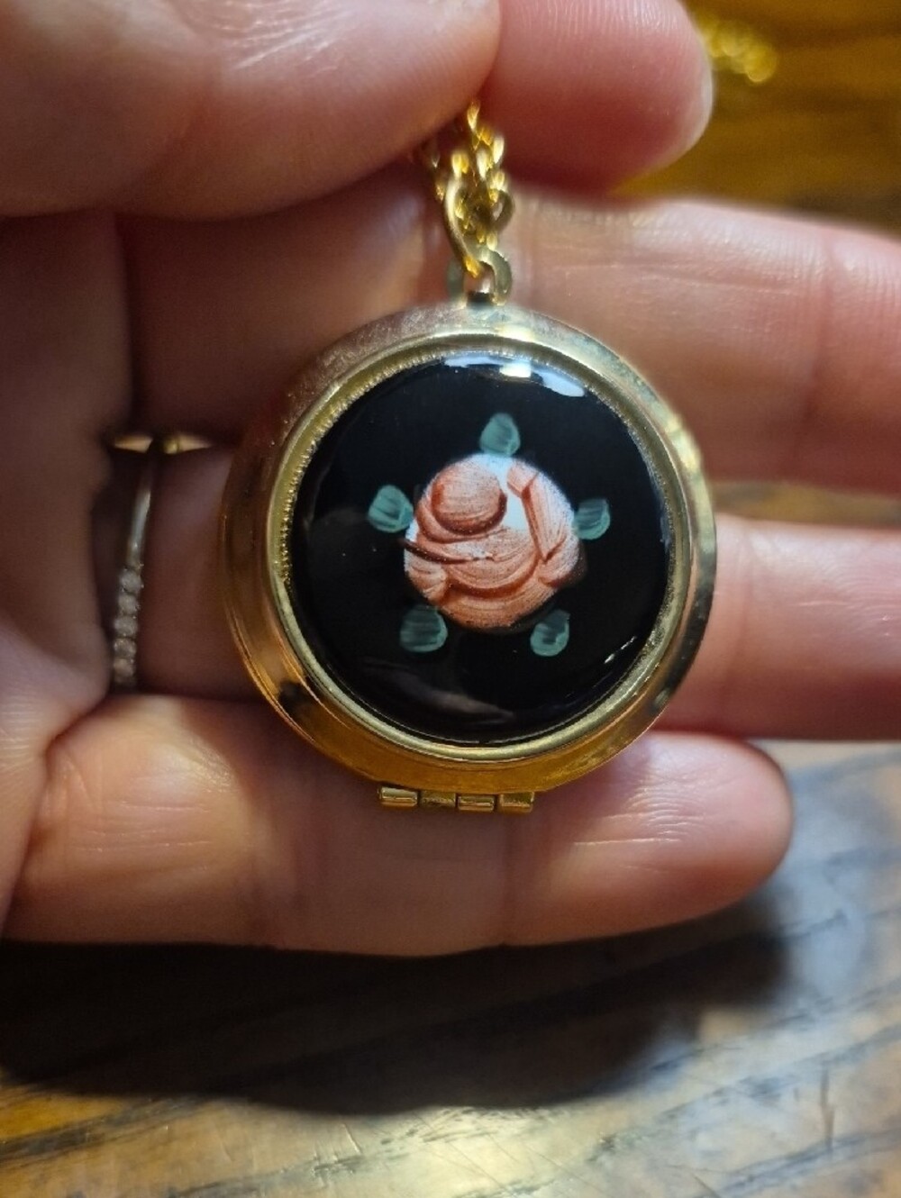 Vintage Guilloche Rose With Black Enamel Locket Gold-tone - Picture 3 of 7